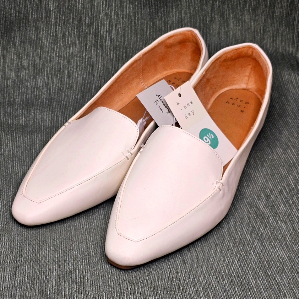 A New Day woman's Cream Loafers